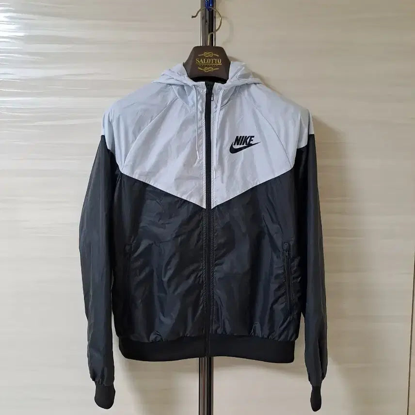 [SOLD OUT] 나이키윈드러너 여성바람막이