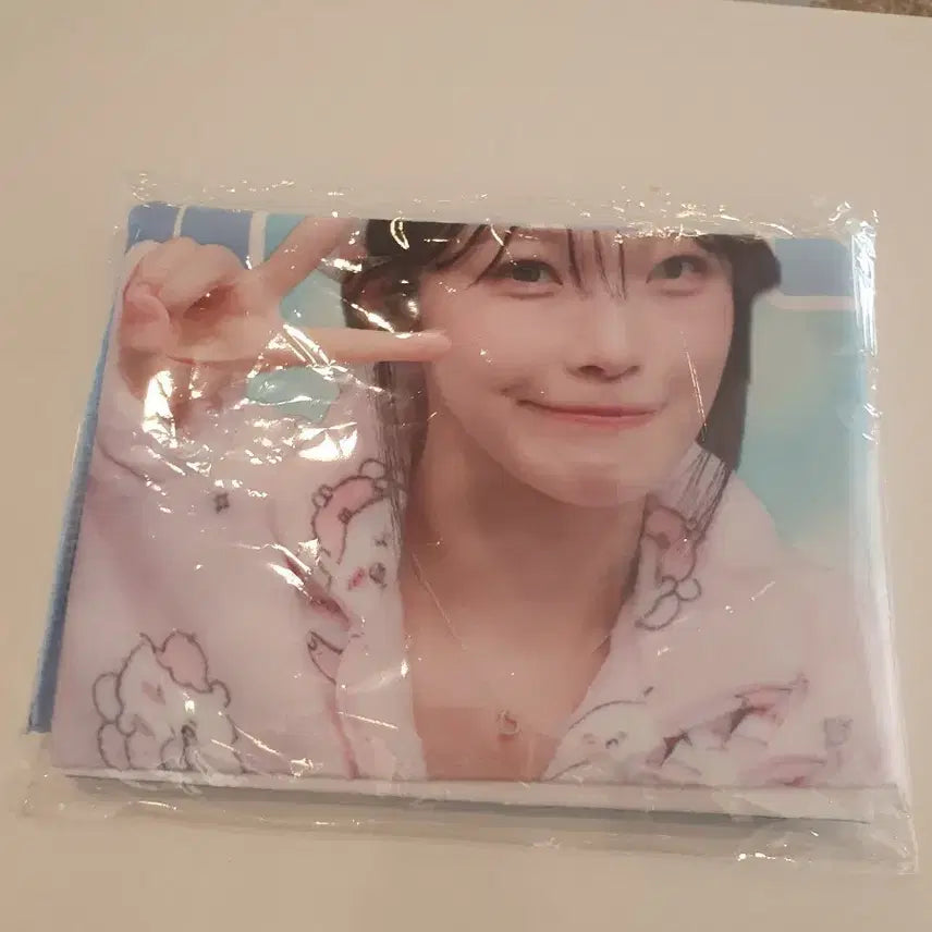 [BUNJANG] Fromis_9 Baek Jiheon Towel Slogan / 백지헌 타올슬로건 새상품 미개봉
