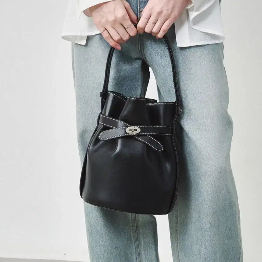 [BUNJANG] OSTKAKA Classic Belt Bucket Bag / 오스트카카 클래식 벨트 버킷백