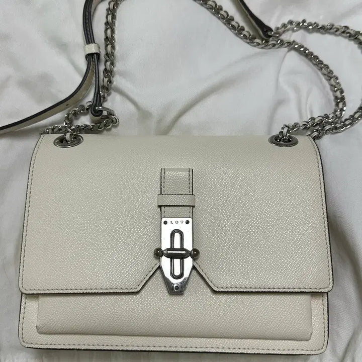 [BUNJANG] Lovecat Ivory Chain Bag Shoulder Crossbody Bag / 러브캣 아이보리 체인백 숄더백 크로스백 /샤르망 실버 은장 화이트 버클백