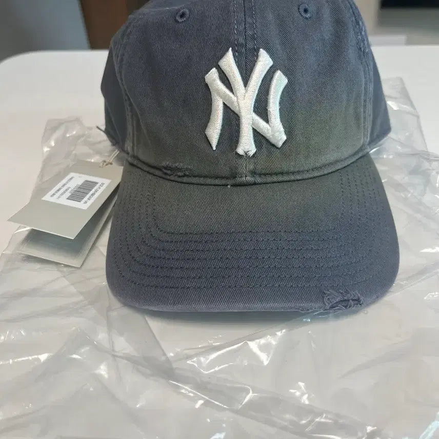 [SOLD OUT] [새상품] Kith x 47 뉴욕 양키스 빈티지 워시드 키스 볼캡 L