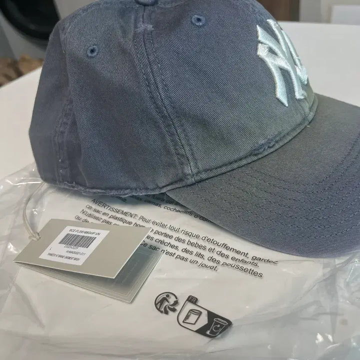 [SOLD OUT] [새상품] Kith x 47 뉴욕 양키스 빈티지 워시드 키스 볼캡 L