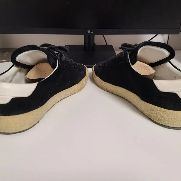 [SOLD OUT] 생로랑 40.5 클래식코트 스웨이드 스니커즈 블랙 정품 260정도