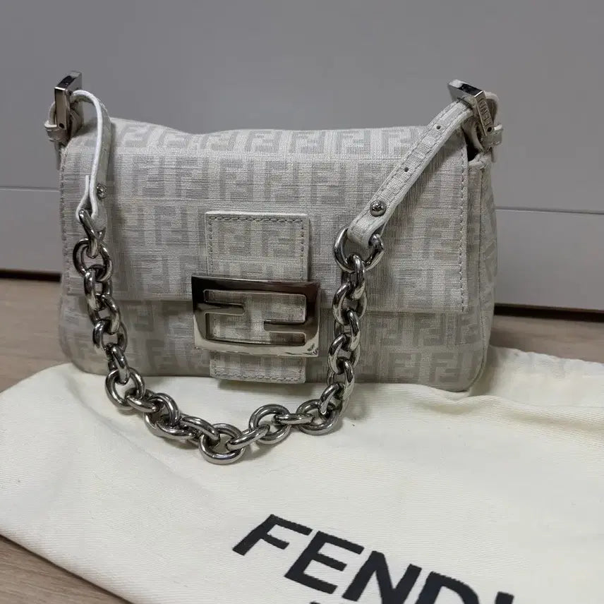 [SOLD OUT] 펜디 FF 자카드 체인 바게트백 아이보리