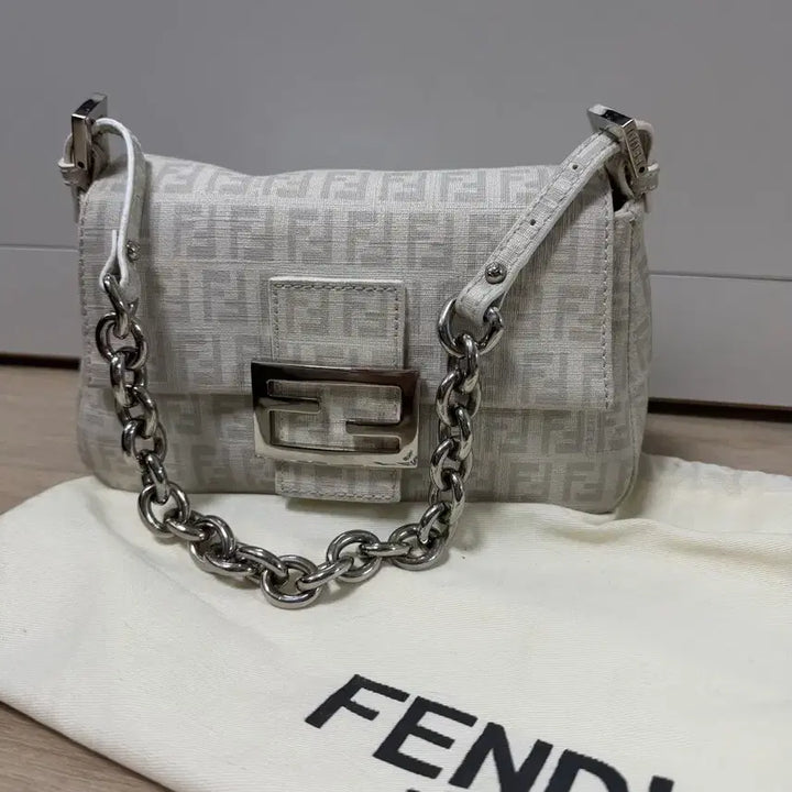 [SOLD OUT] 펜디 FF 자카드 체인 바게트백 아이보리