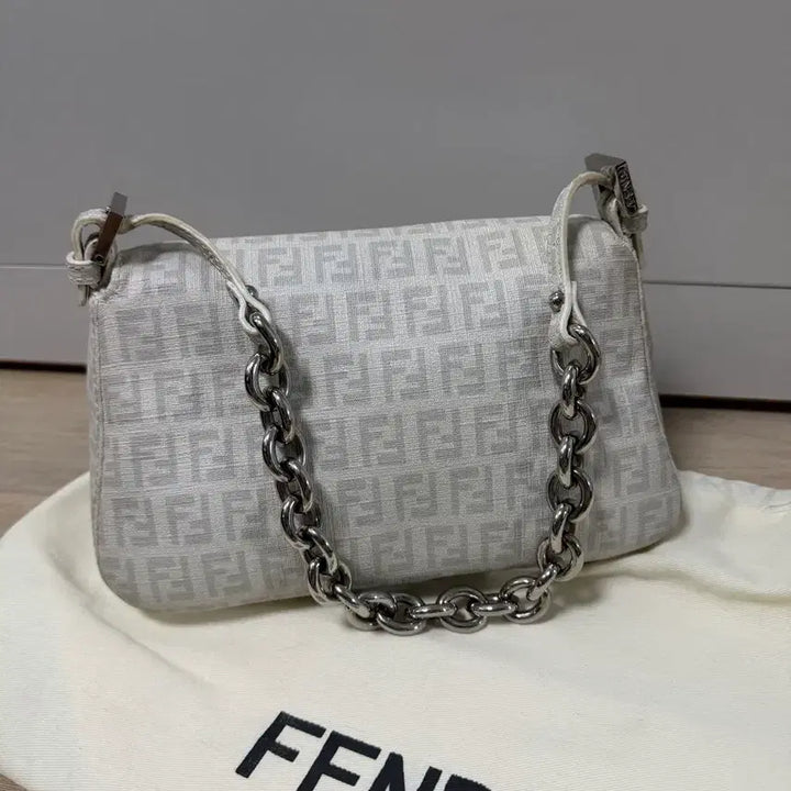 [SOLD OUT] 펜디 FF 자카드 체인 바게트백 아이보리