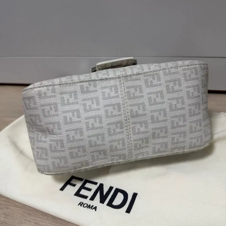 [SOLD OUT] 펜디 FF 자카드 체인 바게트백 아이보리