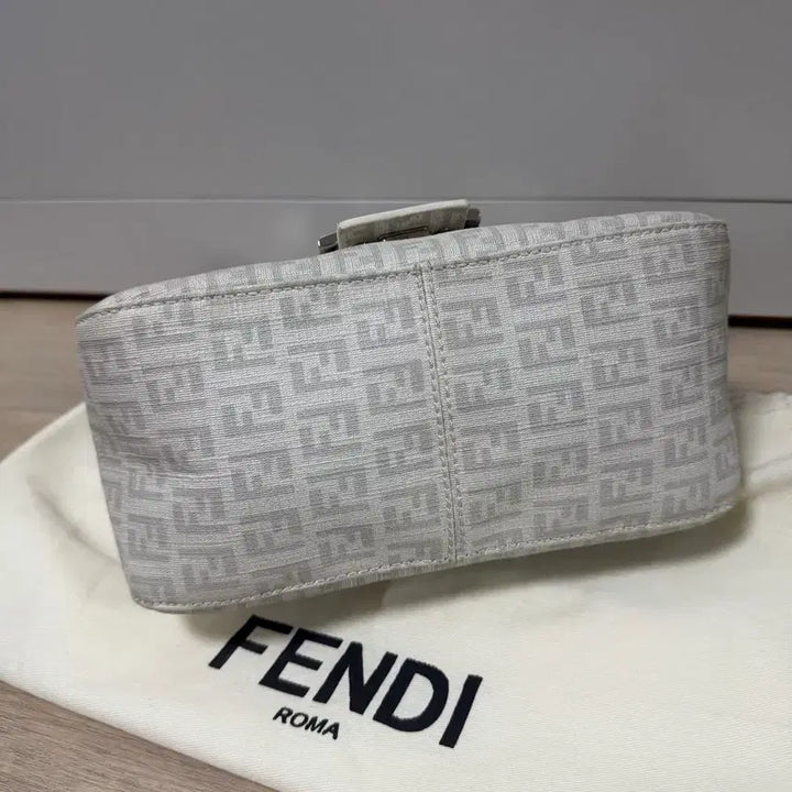 [SOLD OUT] 펜디 FF 자카드 체인 바게트백 아이보리