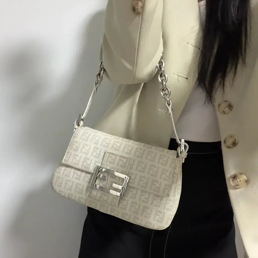 [SOLD OUT] 펜디 FF 자카드 체인 바게트백 아이보리