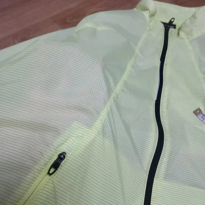 [SOLD OUT] 새상품 아식스 초경량 바스락 바람막이 러닝 자켓 남자 100