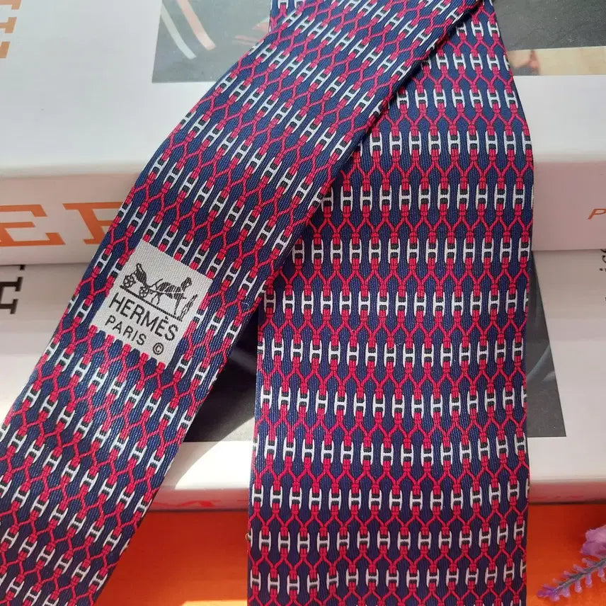 [SOLD OUT] 에르메스 실크 네이비 H 패턴 넥타이 8.2cm S~A+등급 K2549
