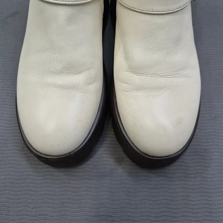 [SOLD OUT] 시슬리 큐빅 버클 장식 부츠
