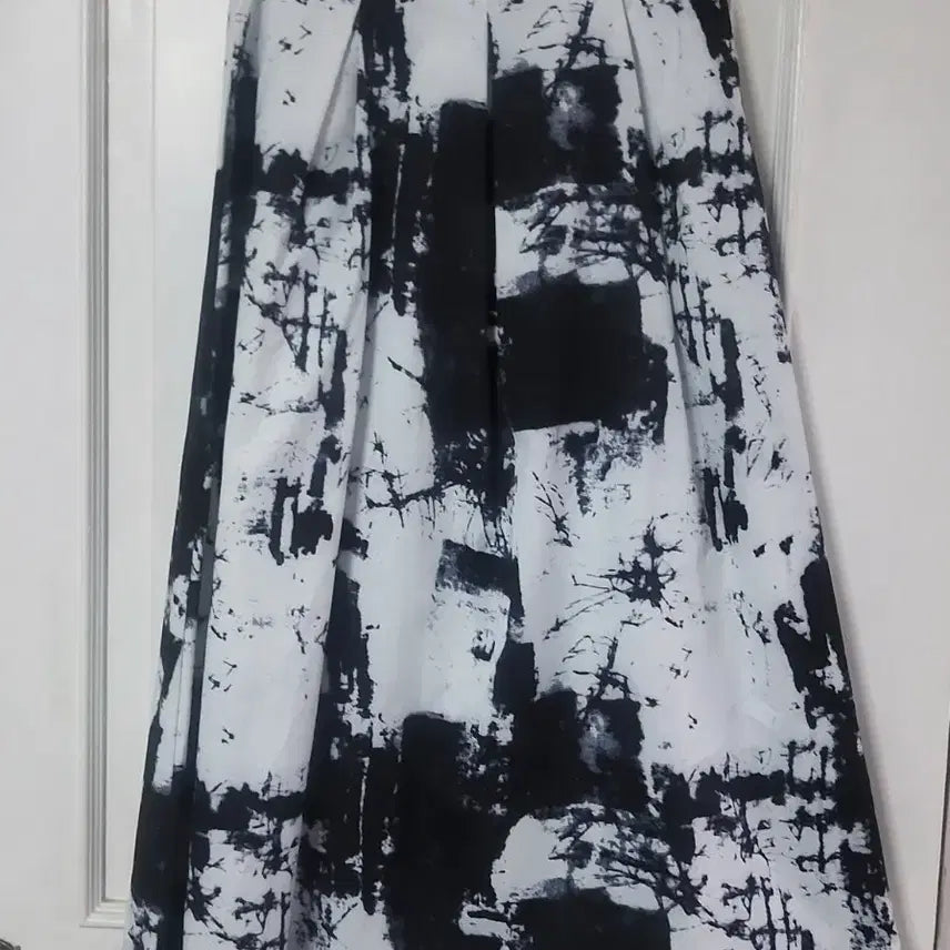 [SOLD OUT] 새상품 타이다이 흑백 추상패턴 플리츠 a라인 롱 치마 27 28