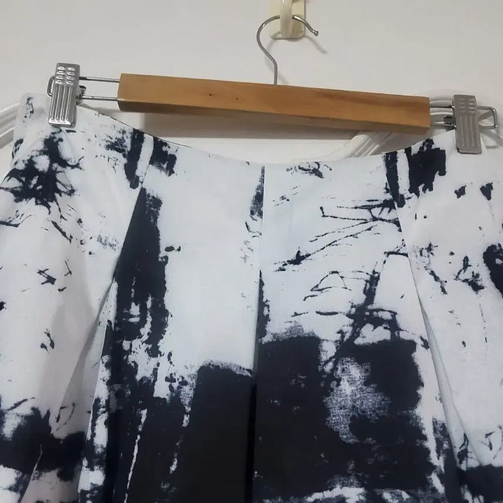 [SOLD OUT] 새상품 타이다이 흑백 추상패턴 플리츠 a라인 롱 치마 27 28
