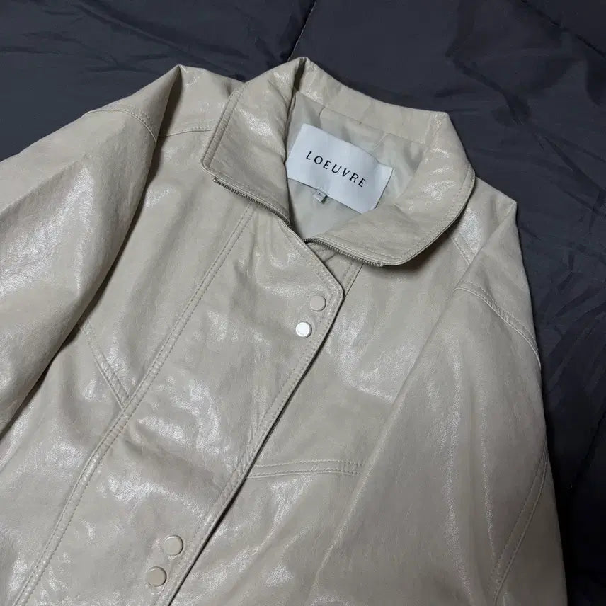 [SOLD OUT] 루에브르 어시메트릭 플라켓 폭스 레더 자켓 베이지