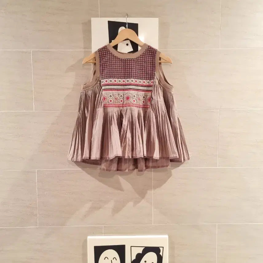 [BUNJANG] Embroidered Pleated Blouse / 엠브로이더리 플리츠 블라우스