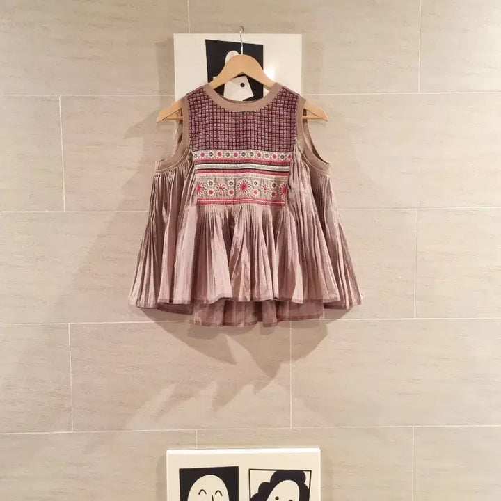[BUNJANG] Embroidered Pleated Blouse / 엠브로이더리 플리츠 블라우스