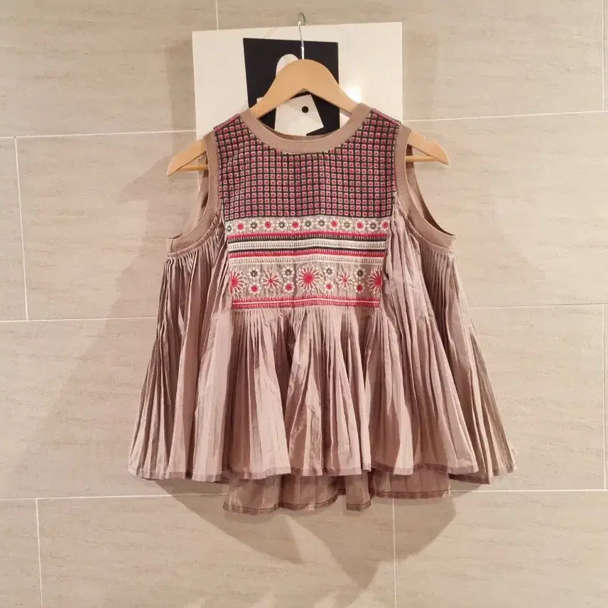 [BUNJANG] Embroidered Pleated Blouse / 엠브로이더리 플리츠 블라우스