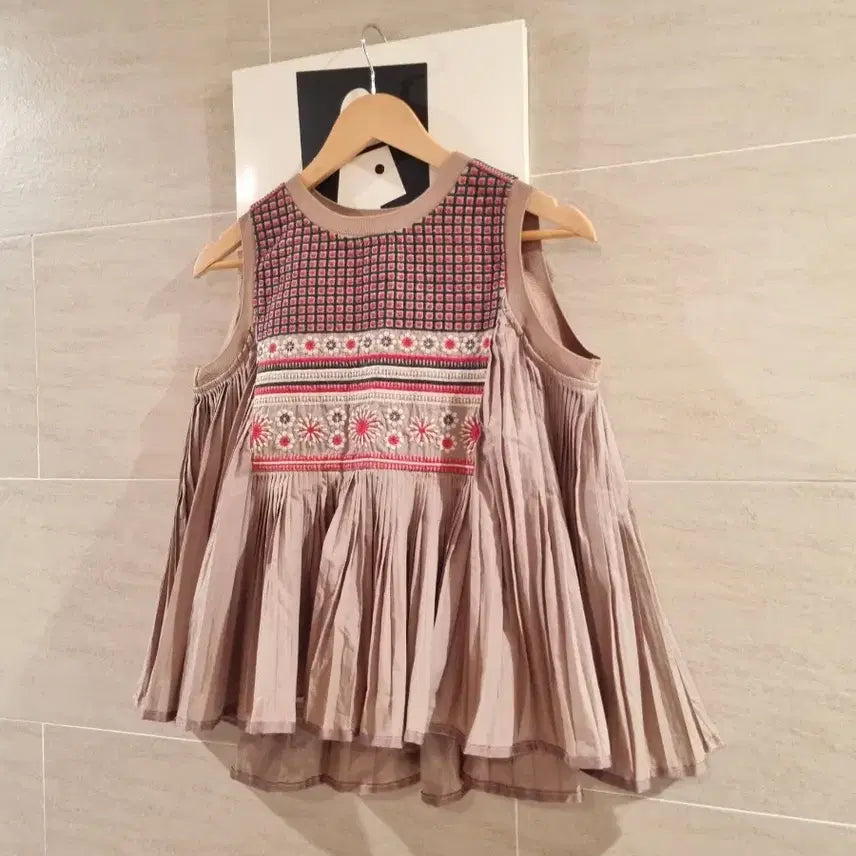 [BUNJANG] Embroidered Pleated Blouse / 엠브로이더리 플리츠 블라우스