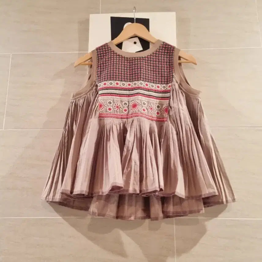 [BUNJANG] Embroidered Pleated Blouse / 엠브로이더리 플리츠 블라우스