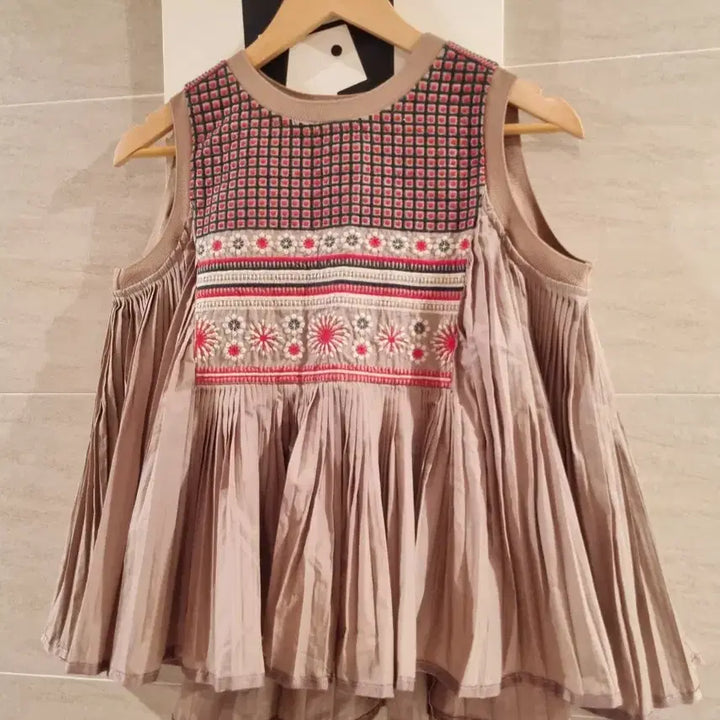 [BUNJANG] Embroidered Pleated Blouse / 엠브로이더리 플리츠 블라우스