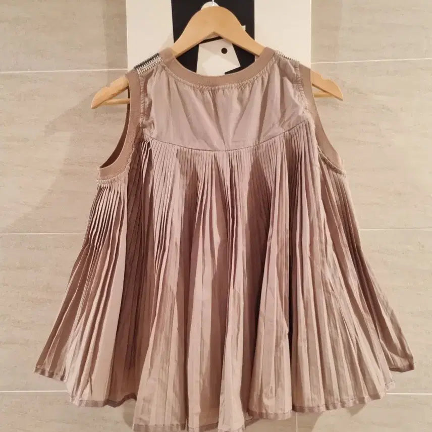 [BUNJANG] Embroidered Pleated Blouse / 엠브로이더리 플리츠 블라우스