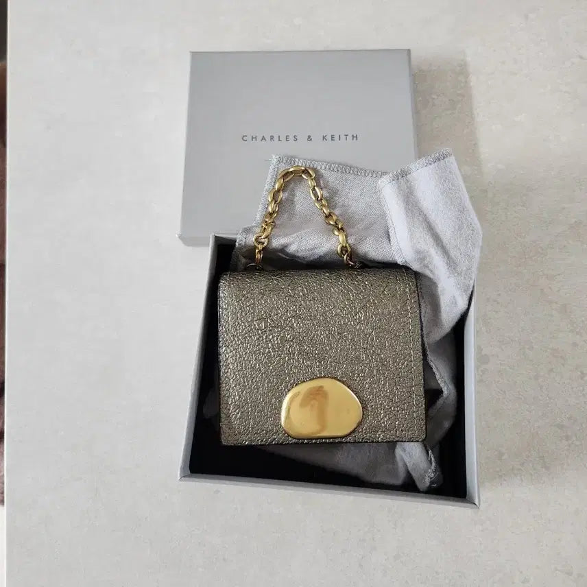[BUNJANG] Charles &amp; Keith Gold Chain Wallet / 찰스앤키스 골드체인 금장 반지갑 새상품