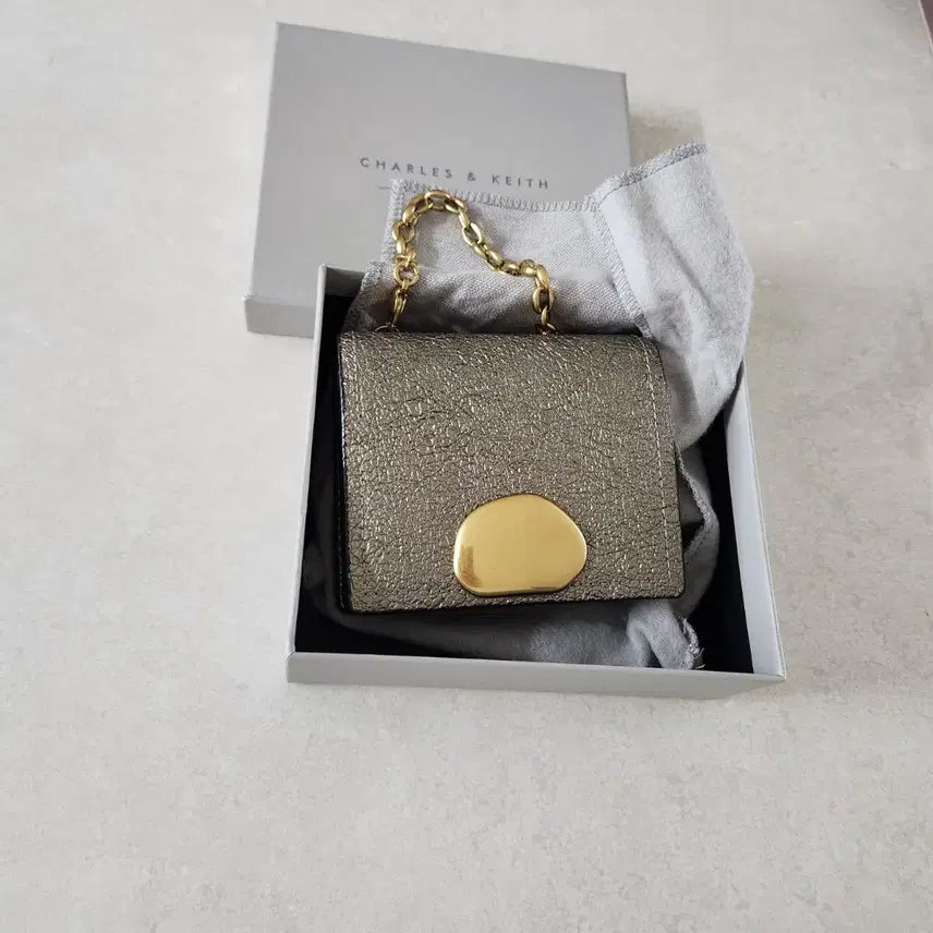 [BUNJANG] Charles &amp; Keith Gold Chain Wallet / 찰스앤키스 골드체인 금장 반지갑 새상품