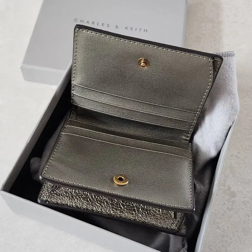 [BUNJANG] Charles &amp; Keith Gold Chain Wallet / 찰스앤키스 골드체인 금장 반지갑 새상품