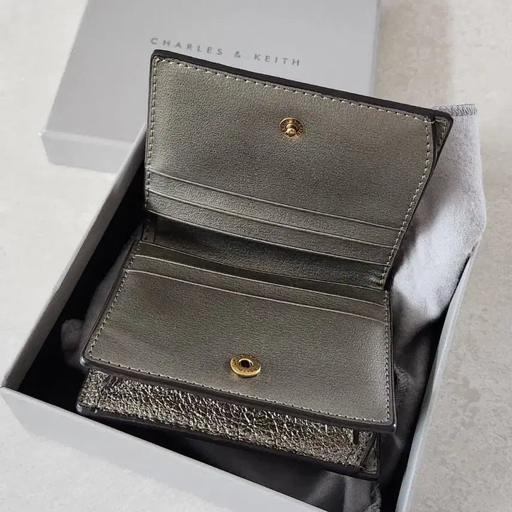 [BUNJANG] Charles &amp; Keith Gold Chain Wallet / 찰스앤키스 골드체인 금장 반지갑 새상품