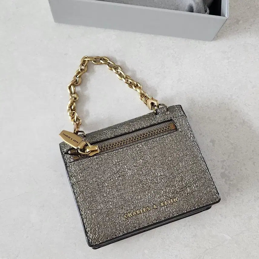 [BUNJANG] Charles &amp; Keith Gold Chain Wallet / 찰스앤키스 골드체인 금장 반지갑 새상품