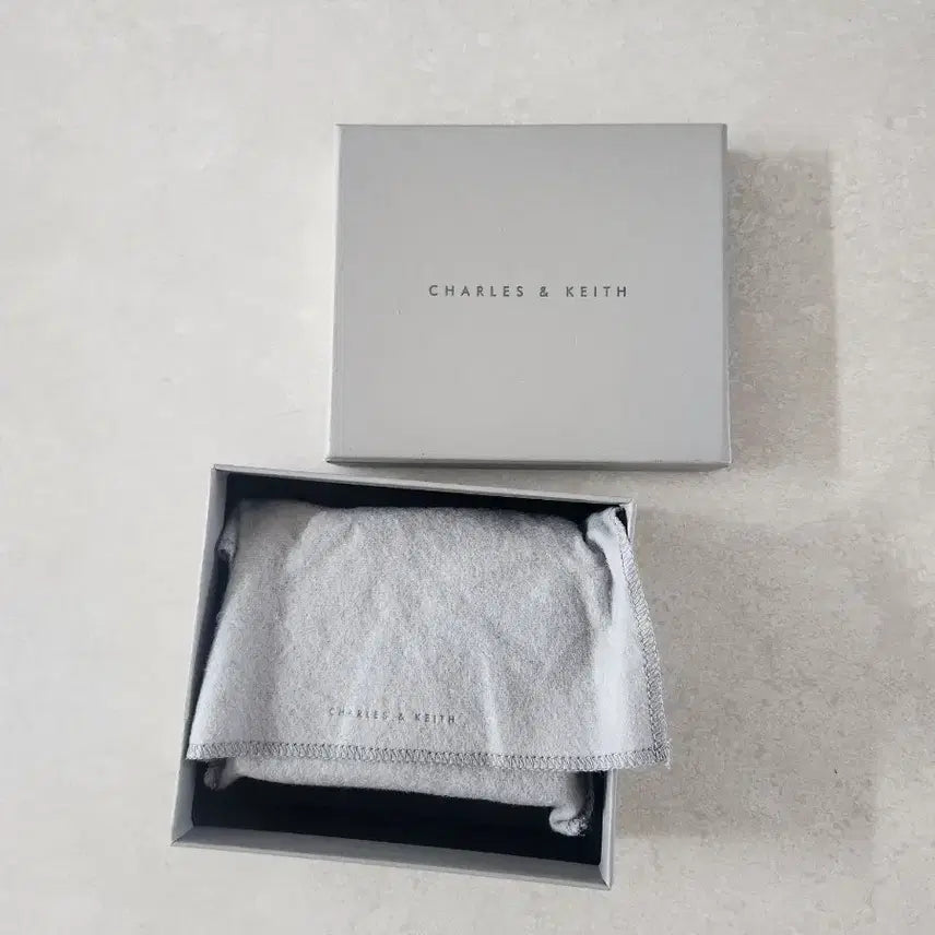 [BUNJANG] Charles &amp; Keith Gold Chain Wallet / 찰스앤키스 골드체인 금장 반지갑 새상품