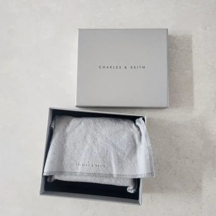 [BUNJANG] Charles &amp; Keith Gold Chain Wallet / 찰스앤키스 골드체인 금장 반지갑 새상품