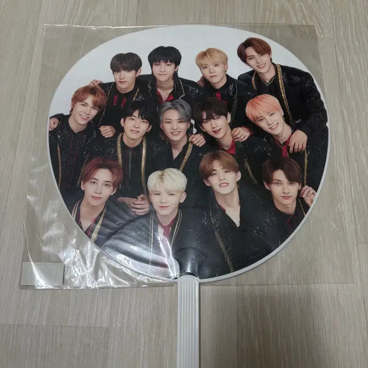 [BUNJANG] Seventeen Ideal Cut Group Uchiwa Fan / 세븐틴 아이디얼컷 단체 우치와 양도합니다!