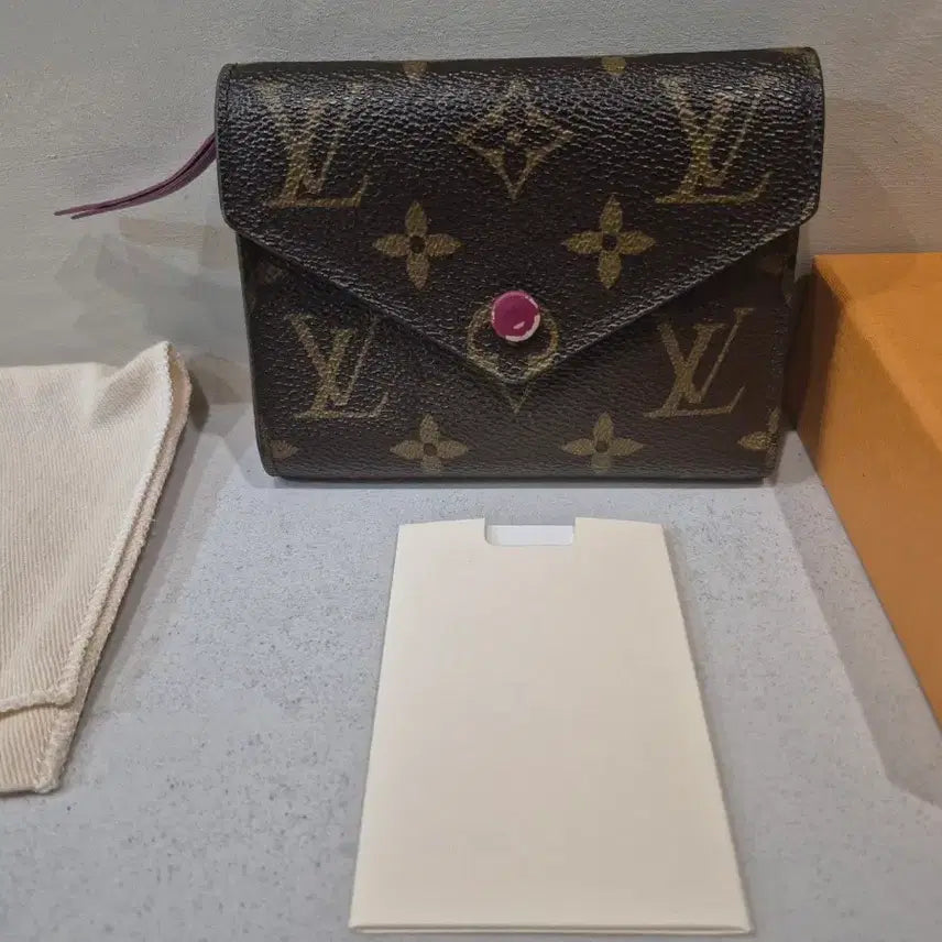 [BUNJANG] Louis Vuitton Victorine Wallet Fuchsia / 루이비통 빅토린 월릿 푸시아 컬러 풀박스 판매합니다