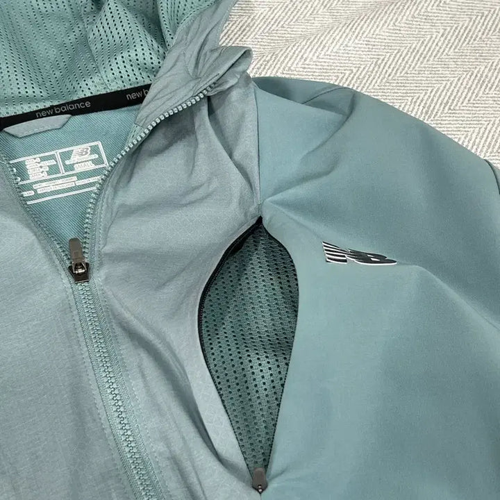 [SOLD OUT] [90] 뉴발란스 경량 후드 바람막이 자켓 S 민트