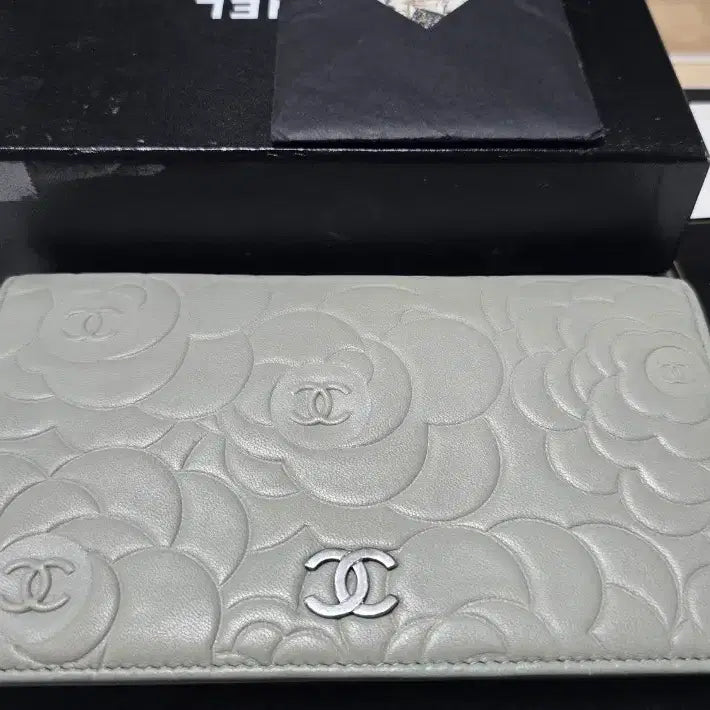 [SOLD OUT] 샤넬 까멜리아 램스킨 장지갑