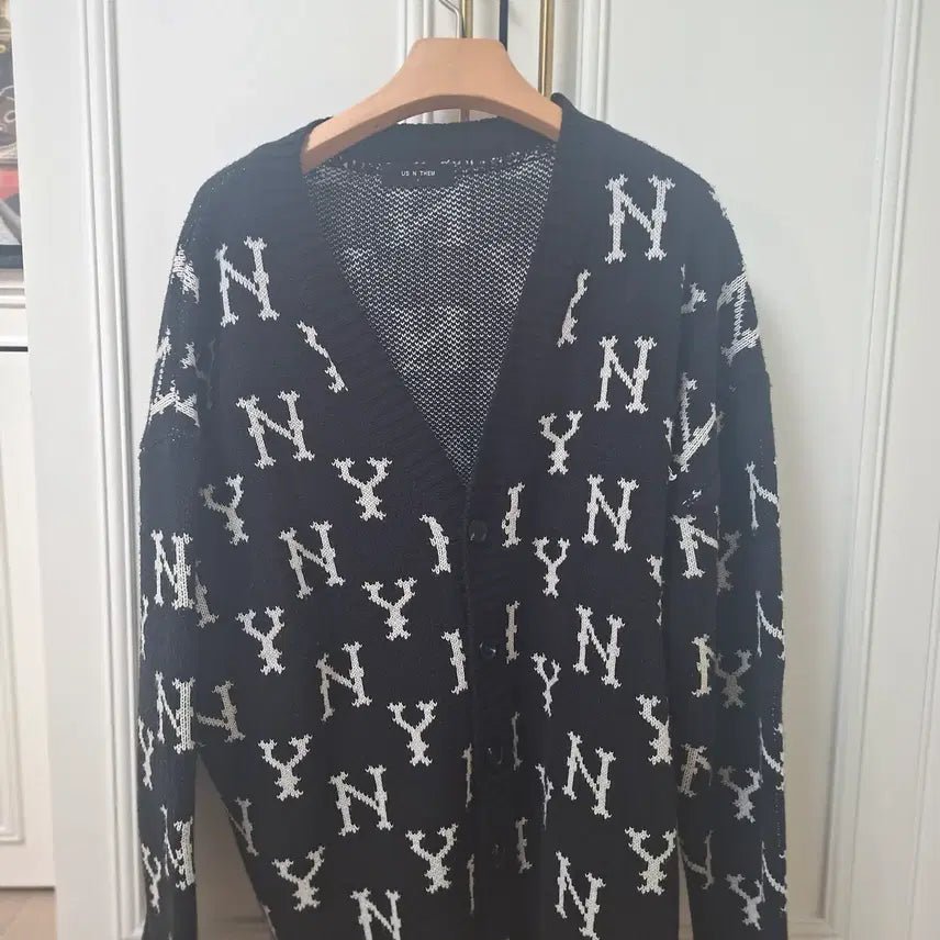 [BUNJANG] Us N Them Monogram V-Neck Knit Cardigan / us n them 모노그램 브이넥 니트 가디건 프리사이즈