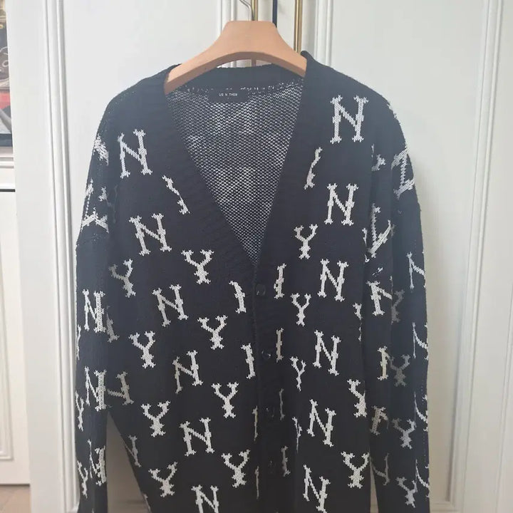 [BUNJANG] Us N Them Monogram V-Neck Knit Cardigan / us n them 모노그램 브이넥 니트 가디건 프리사이즈