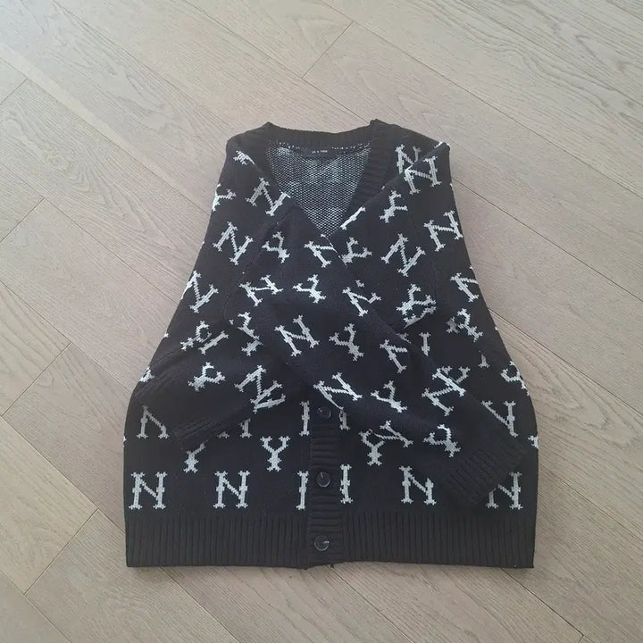 [BUNJANG] Us N Them Monogram V-Neck Knit Cardigan / us n them 모노그램 브이넥 니트 가디건 프리사이즈