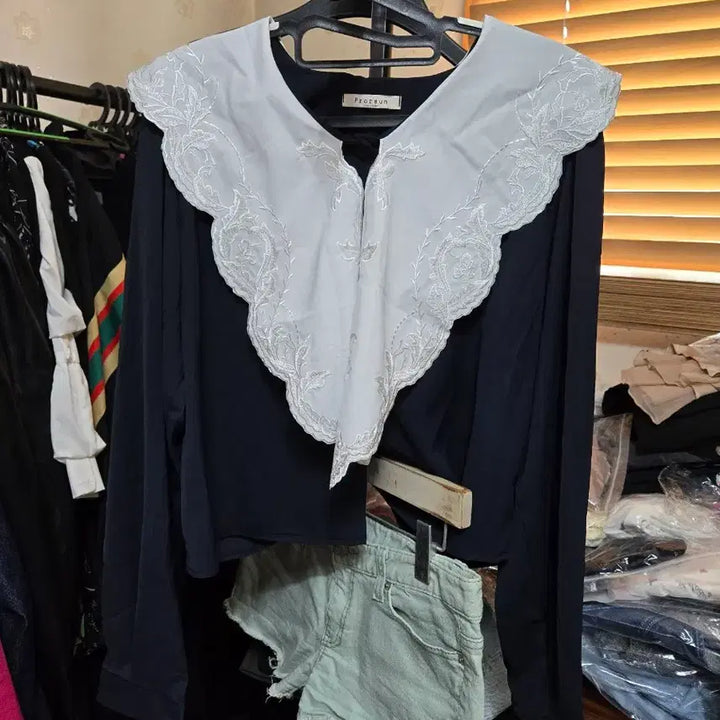 [BUNJANG] Piorcun Black Blouse &amp; Shorts Set / Piorcun 검정 블라우스 레이스 카라. 반바지 세트