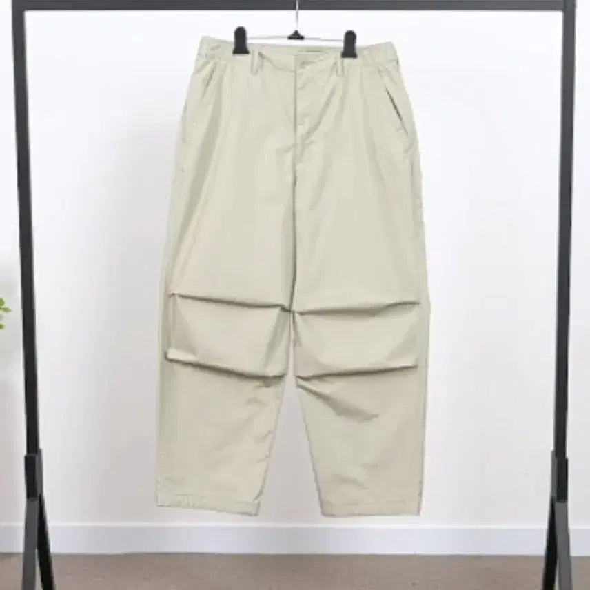[SOLD OUT] 유니클로유 와이드핏 파라슈트 팬츠 크림 79사이즈