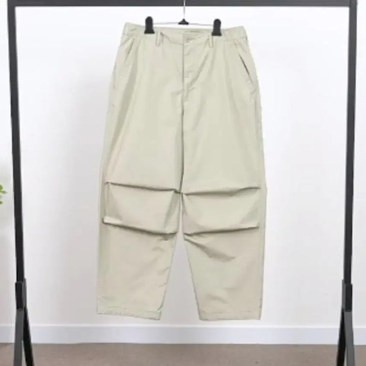 [SOLD OUT] 유니클로유 와이드핏 파라슈트 팬츠 크림 79사이즈