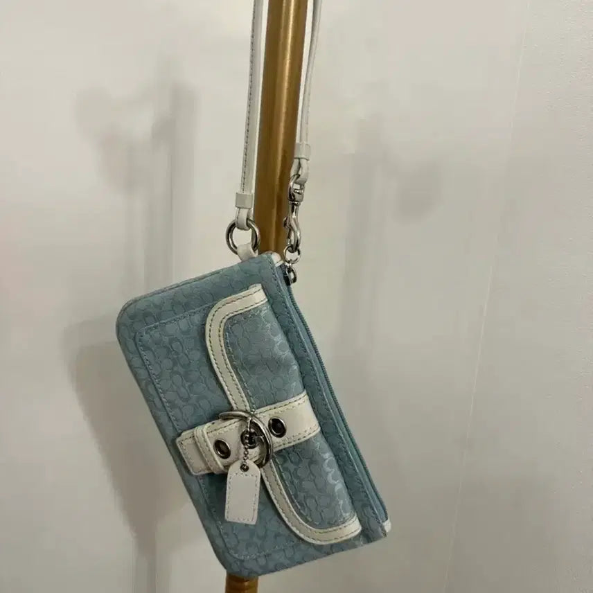 [SOLD OUT] 코치 시그니처 파우치 장지갑 하늘색
