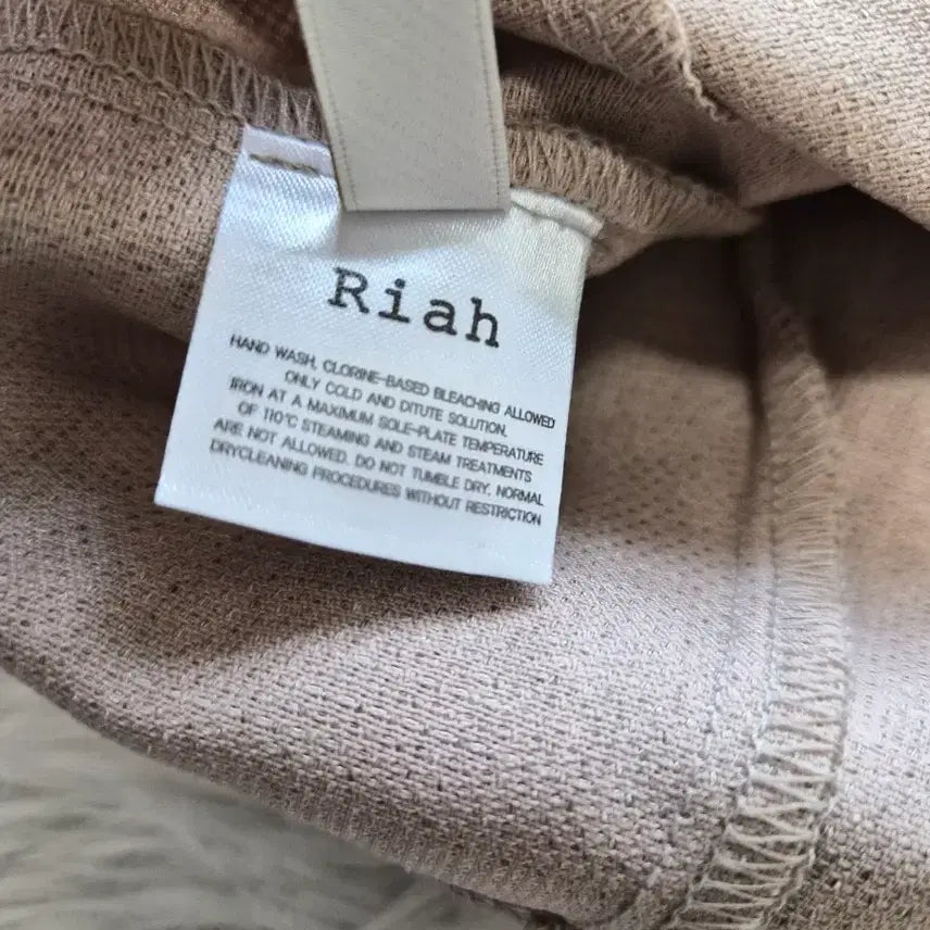 [BUNJANG] Riah Square Neck Puff Crop Short Sleeve Blouse / Riah 스퀘어넥 퍼프 크롭 반팔 블라우스 베이지 44~55
