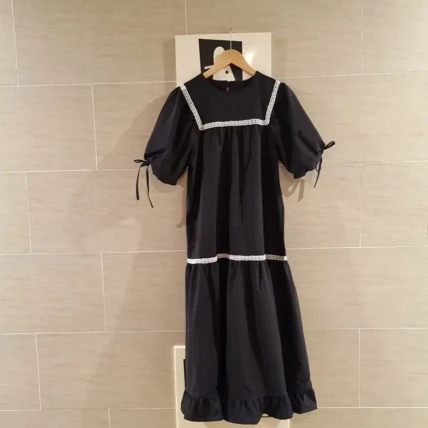 [BUNJANG] Black Long Dress with Lace Neckline / 레이스 넥 블랙 롱 원피스