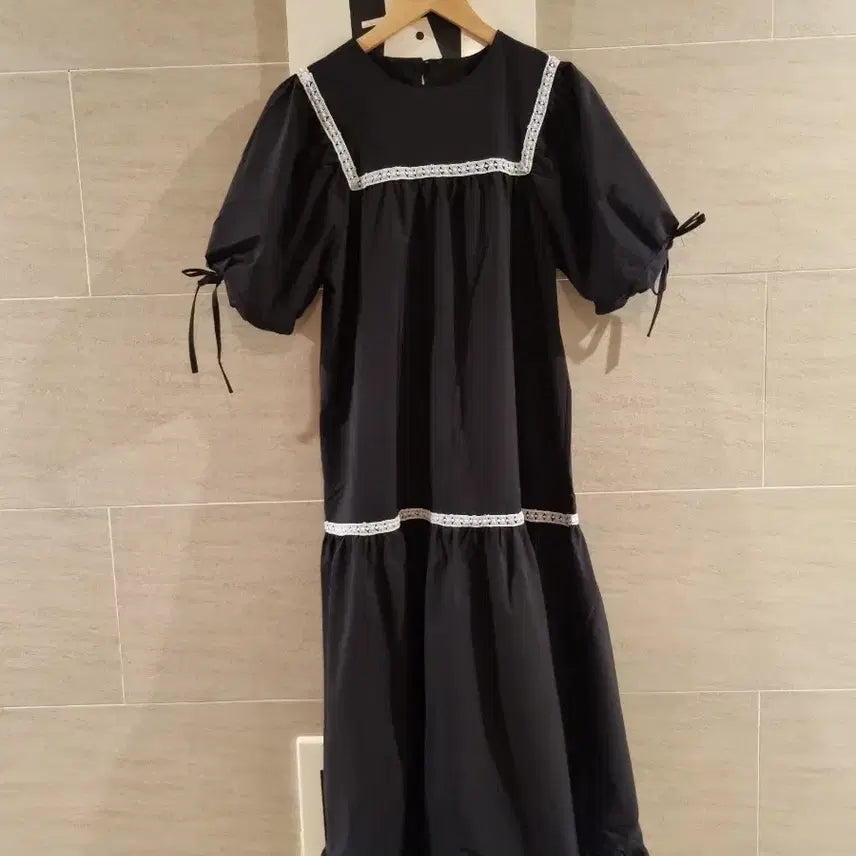 [BUNJANG] Black Long Dress with Lace Neckline / 레이스 넥 블랙 롱 원피스
