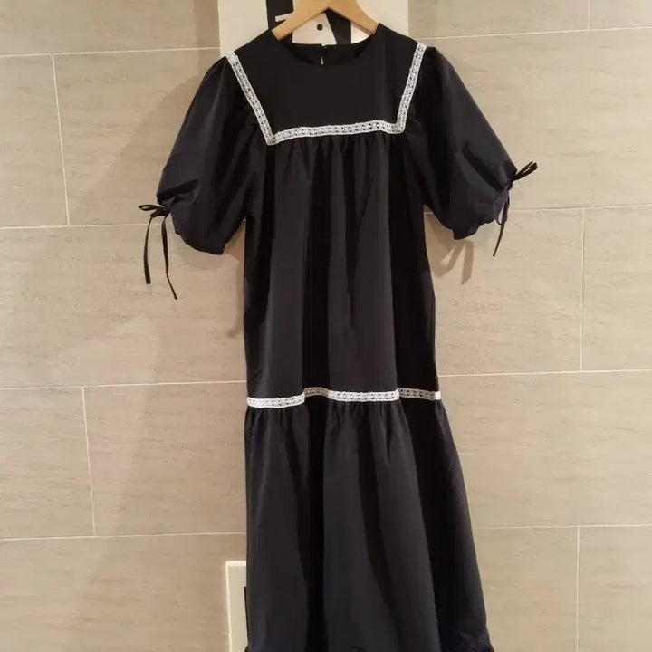 [BUNJANG] Black Long Dress with Lace Neckline / 레이스 넥 블랙 롱 원피스