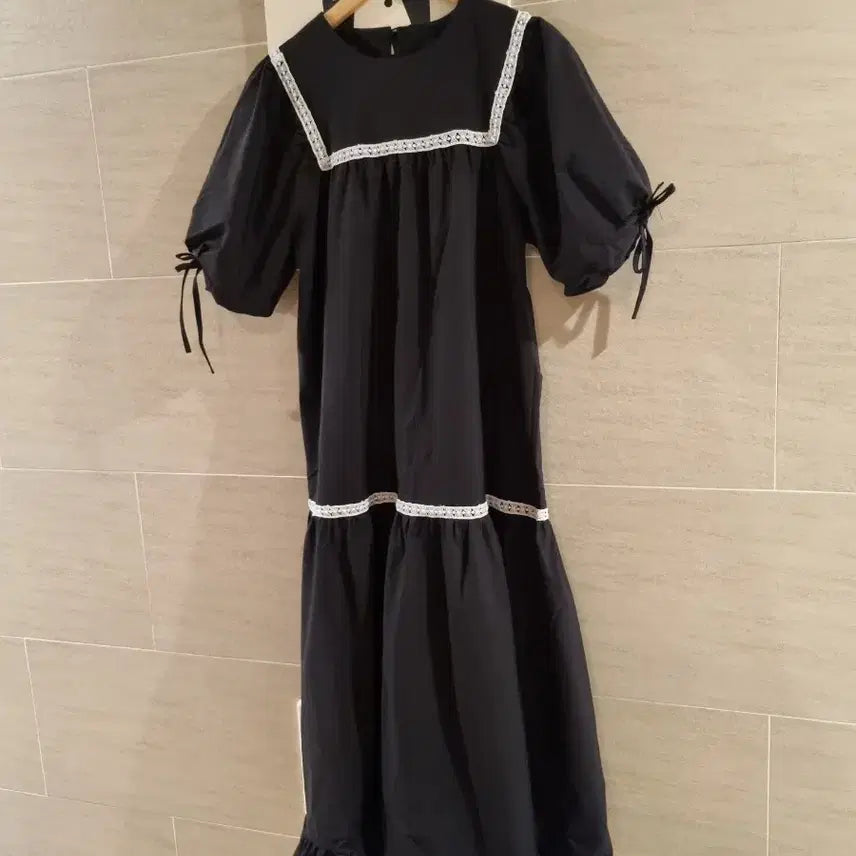 [BUNJANG] Black Long Dress with Lace Neckline / 레이스 넥 블랙 롱 원피스