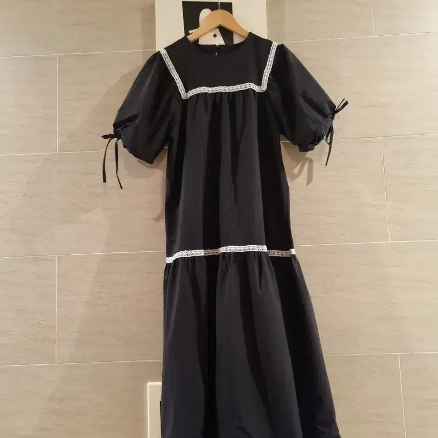 [BUNJANG] Black Long Dress with Lace Neckline / 레이스 넥 블랙 롱 원피스